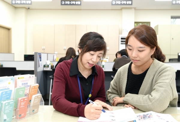 일자리센터 직업상담사가 구직자와 상담을 하고 있다.