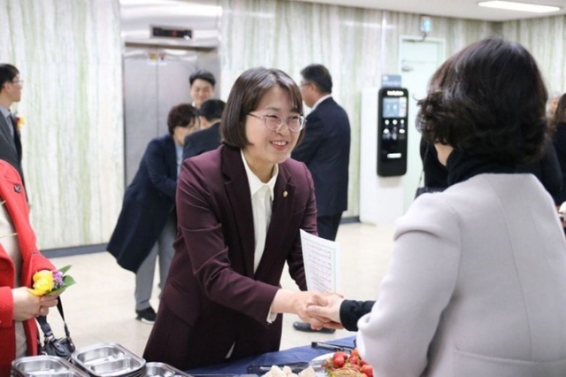 정의당 추혜선 예비후보가 시민들과 악수를 하고 있다.
