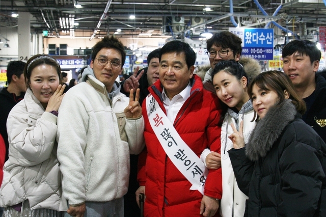 미래통합당 심재철 의원이 시민들과 사진촬영을 하고 있다.