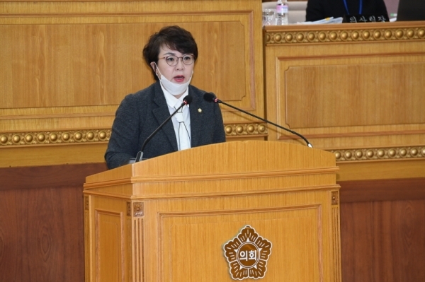 양주시의회 한미령 의원이 ‘양주시 경신공업지구 고형연료(SRF)발전소 건립 반대 결의안’을 대표 발의하고 있다. 양주시의회 제공