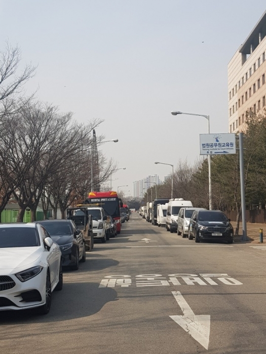 ▲ 일산동구 장항동 법원공무원연수원 뒤 노루목로에 주차된 차량들.