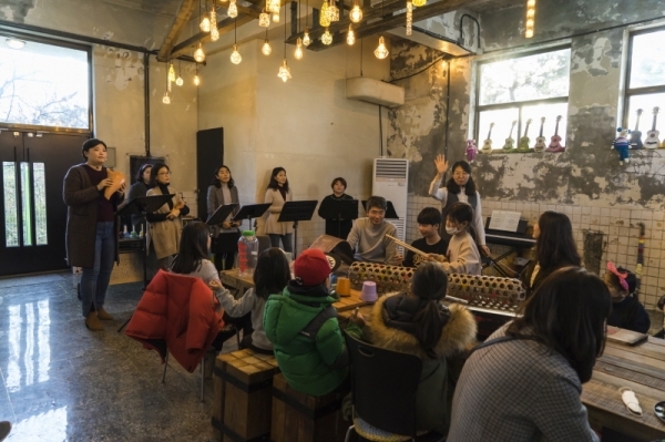 실험목장 아지트에서 운영된 공간실험 프로젝트에 시민들이 참여하고 있다. 수원시 제공