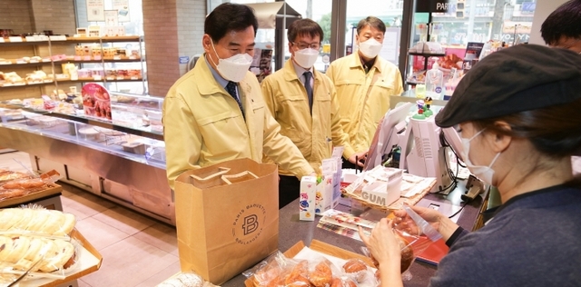 ▲ 코로나 확진자 방문 영업장 격려 (1)