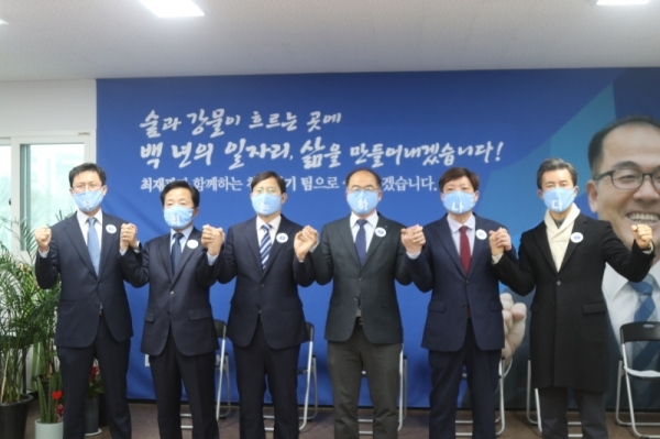 민주당 출마자들이 최재관 예비후보의 승리를 위해 원팀으로 뭉친다는 의미로 ’우리는 하나다’라고 쓰인 마스크를 쓰고 승리를 다짐하고 있다.