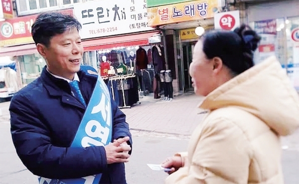 더불어민주당 서영석 후보가 시민들에게 명함을 나눠주며 지지를 호소하고 있다.