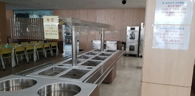 군포시청 구내식당이 지역경제활성화에 조금이라도 도움을 주고자 급식 중단을 매주 2회로 확대하며 11일 식당 배식대가 텅비어 있다. 군포시 제공