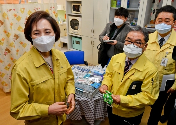 유은혜 사회부총리 겸 교육부 장관과 이재정 경기도교육감이 12일 오전 수원 매탄초등학교를 찾아 개학을 앞둔 학교들의 공기정화장치 설치 상황과 코로나19현장 대응상황을 점검했다. 유은혜   장관과 이재정 교육감이 학교 보건실을 찾아 방역물품을 점검하고 있다. 윤원규기자