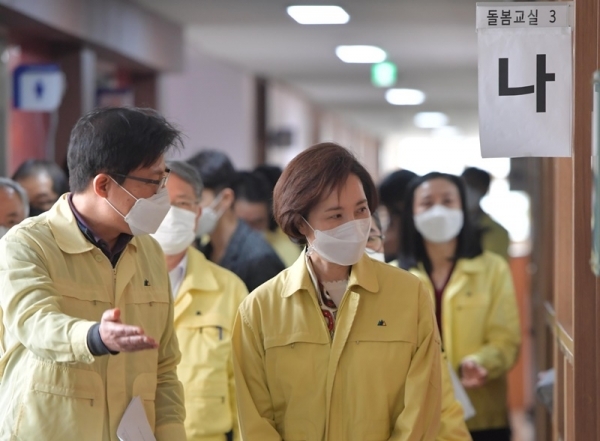 유은혜 사회부총리 겸 교육부 장관과 이재정 경기도교육감이 12일 오전 수원 매탄초등학교를 찾아 개학을 앞둔 학교들의 공기정화장치 설치 상황과 코로나19현장 대응상황을 점검했다. 유은혜   장관이 학교 돌봄교실을 살펴보고 있다. 윤원규기자