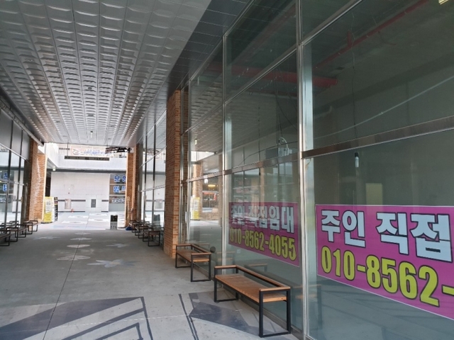 ▲ 코스트코옆 엘 스퀘어 상가 ....전면부외엔 대부분 비어있다.