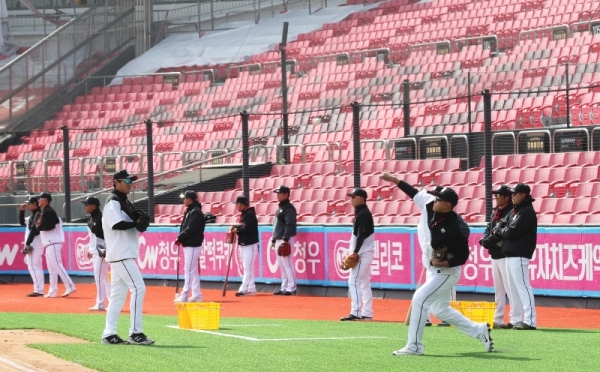 창단 첫 가을야구를 꿈구는 프로야구 KT 위즈 선수들이 12일 오후 수원 케이티위즈파크에서 국내 복귀 후 첫 훈련을 하고 있다.연합뉴스