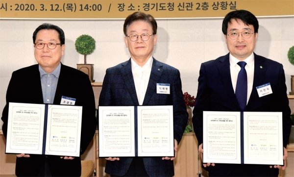 12일 경기도청 상황실에서 열린 ‘개발이익 도민환원 촉진을 위한 다산신도시 지역상생 업무협약식’에서 (왼쪽부터) 조광한 남양주시장, 이재명 경기도지사, 이헌욱 경기도시공사 사장이 협약서에 서명 후 기념촬영을 하고 있다. 전형민기자