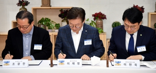 12일 경기도청 상황실에서 열린 ‘개발이익 도민환원 촉진을 위한 다산신도시 지역상생 업무협약식’에서 (왼쪽부터) 조광한 남양주시장, 이재명 경기도지사, 이헌욱 경기도시공사 사장이 협약서에 서명을 하고 있다.전형민기자