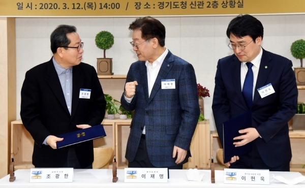 12일 경기도청 상황실에서 열린 ‘개발이익 도민환원 촉진을 위한 다산신도시 지역상생 업무협약식’에서 (왼쪽부터) 조광한 남양주시장, 이재명 경기도지사, 이헌욱 경기도시공사 사장이 협약서에 서명 후 대화를 나누고 있다.전형민기자