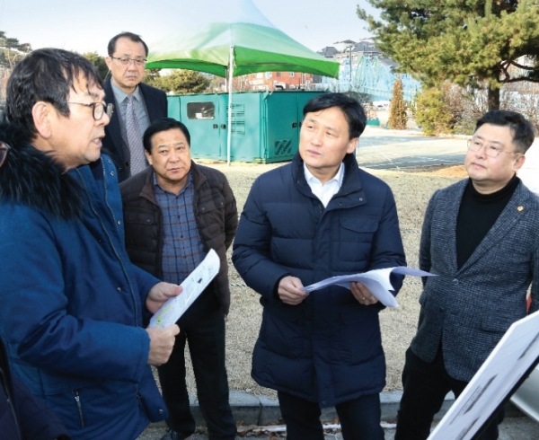 민주당 김영진 의원이 팔달경찰서 신설 예정 부지를 찾아 현장 점검을 하고있다. 김영진 의원실 제공