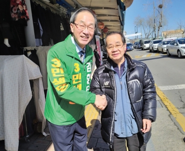 민생당 김형태 지역위원장이 수원 팔달구 유권자와 만나 인사를 나누고 있다. 김형태 지역위원장 제공