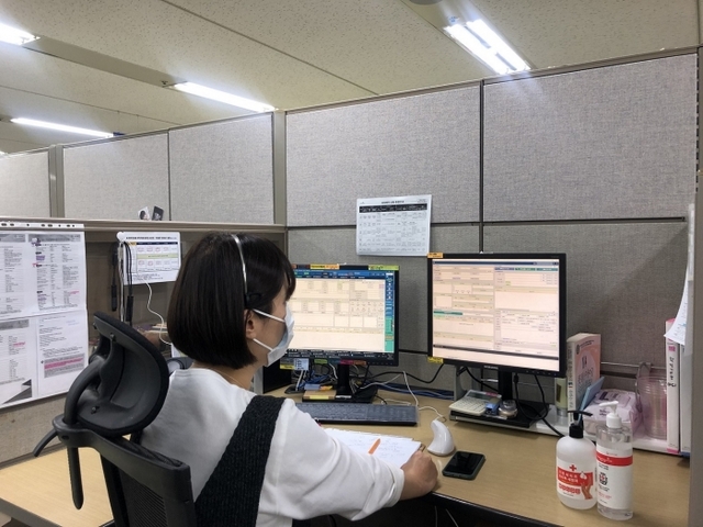 ▲ 신한은행은 서울 강남구 역삼동 고객상담센터 사무실의 파티션 높이를 기존 63㎝에서 93㎝로 높였다.<br>