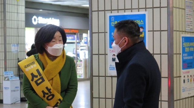 정의당 심상정 후보가 거리에서 만난 시민에게 인사하고 있다.
