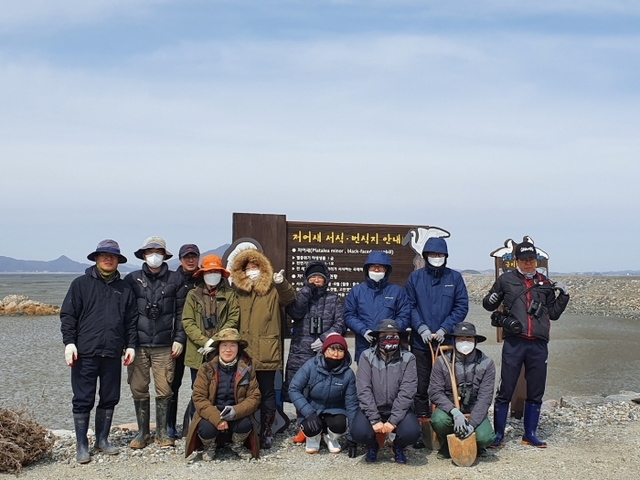 15일 인천 영종도 수하암에서 열린 저어새둥지 만들기 행사에 참여한 물새네트워크, 강화도물새알 회원과 주민 등이 저어새둥지을 만든 뒤 기념촬영하고 있다. 영종환경연합 제공