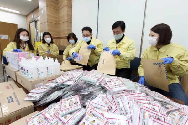 지난 14일 인천 남동구 보건소에서 이강호 구청장(오른쪽 2번째)이 직원들과 함께 지역 내 임산부들에게 배포할 예정인 수제 마스크를 포장하고 있다. 남동구 제공