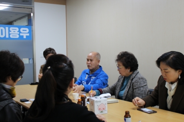 최근 더불어민주당 이용우 고양정 예비후보가 고양여성경제인협회와 간담회를 진행하고 있는 모습.사진=이용우 선거운동본부