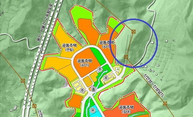 성남시 분당구 대장동 대장지구 A1블록 근처에 있는 송전탑(파란색 동그라미 표시) 모습.
