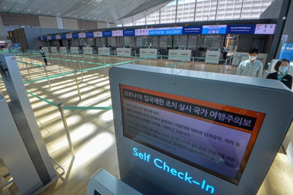 코로나19 전세계적 유행으로 한국 방문자의 입국을 제한하는 국가가 136곳까지 늘어나면서 국내 항공산업이 개항 이후 최대 위기를 맞고 있다. 15일 오후 인천국제공항 제1터미널 출국장에 코로나19로 인한 입국제한을 알리는 안내문이 붙어 있다.조주현기자