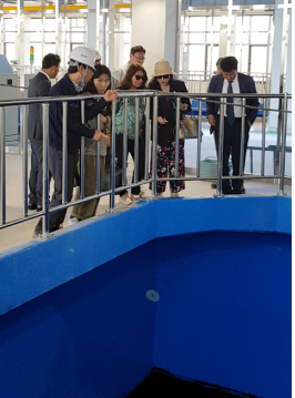 ▲ 은우산업 최희선 대표가 안산정수장에 채택된 내오존 PP 방수시트 공법을 견학하고자 한국을 방문한 페루 아쿠아필사 대표를 비롯한 일행에게 공법을 설명하고 있다. 은우산업제공.