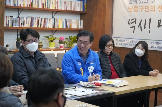 맹성규 의원이 한국시각장애인연합회를 방문해 시각장애인들의 고충 등을 듣고 있다.