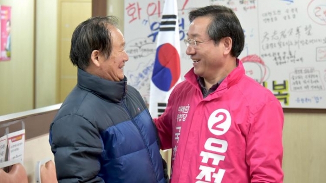 유정복 전 인천시장이 선거사무소를 방문한 남동갑 선거구의 한 유권자와 이야기를 나누고 있다.