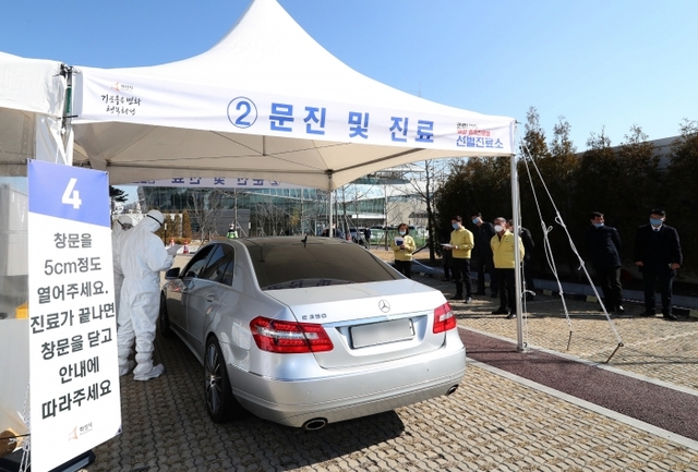 ▲ 사진1-3. 승차진료형 선별진료소 검진 모습