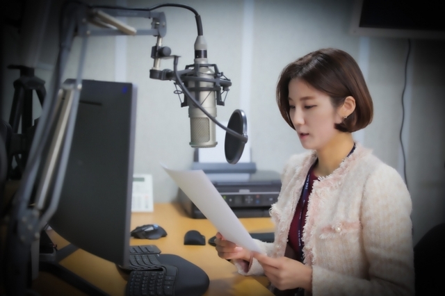 구리시청 ‘활기찬 아침’을 진행하는 공무원 김애진 아나운서.