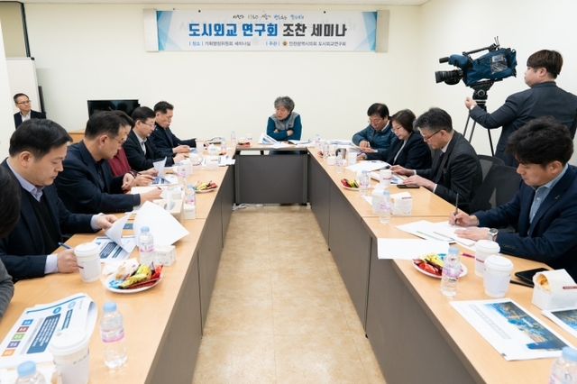지난 12일 인천시의회 기획행정위원회 세미나실에서 시의회 도시외교연구회가 조찬 세미나를 열고 도시 간 교류를 토대로 하는 국제협력과 평화 정착을 위한 방안을 논의했다. 인천시의회 제공