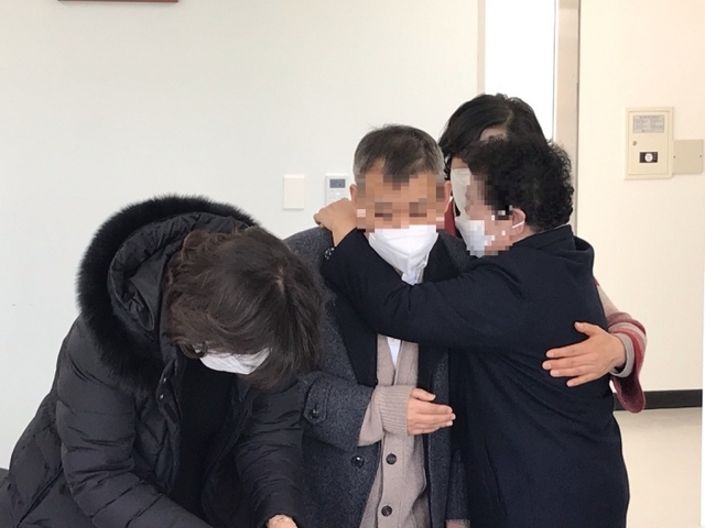지난 16일 남양주경찰서에서 40년만에 헤어진 어머니와 지적장애를 지닌 아들이 상봉하고 있다. 경찰서 제공