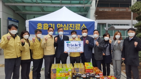 황성용 농협의왕시지부장(왼쪽 일곱번째)와 김호영 의왕농협조합장(왼쪽 다섯번째). 농협 의왕시지부 제공