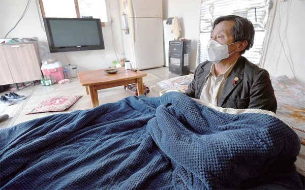코로나19 확산으로 무료급식, 방문진료 등 지원이 끊긴 도내 독거노인, 소년소녀가장 등 소외계층이 큰 어려움을 겪고 있다. 17일 오후 수원시 권선구 고색동 쪽방에서 한 독거노인이 외투와 이불로 몸을 감싼 채 힘겨운 하루하루를 보내고 있다. 전형민기자