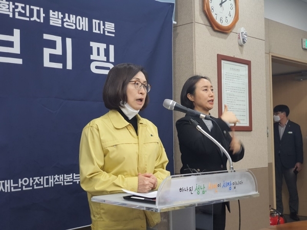 분당제생병원 '코로나19' 집단감염사례가 발생한 지난 6일 기자회견을 하고 있는 은수미 성남시장 모습. 자료사진