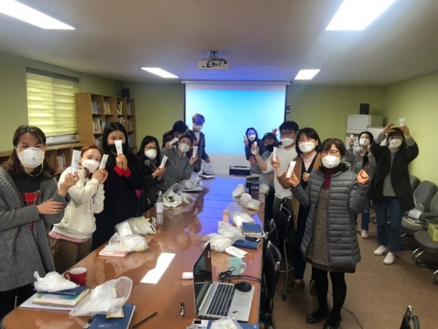 최근 인천시사회복지사협회 직원들이 지역 내 복지관에 손소독제를 전달하고 나서 기념촬영을 하고 있다. 인천시사회복지사협회 제공