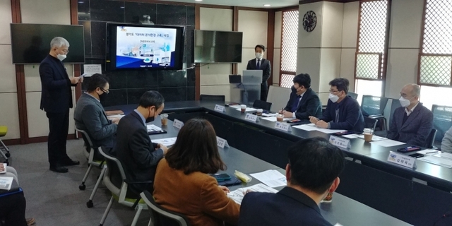 임문영 경기도 미래성장정책관을 비롯한 용역수행사, 감리업체 등 관계자가 도민 삶의 질 향상에 기반이 될 ‘데이터 분석 플랫폼 구축 완료 보고회’에서 의견을 나누고 있다. 경기도 제공
