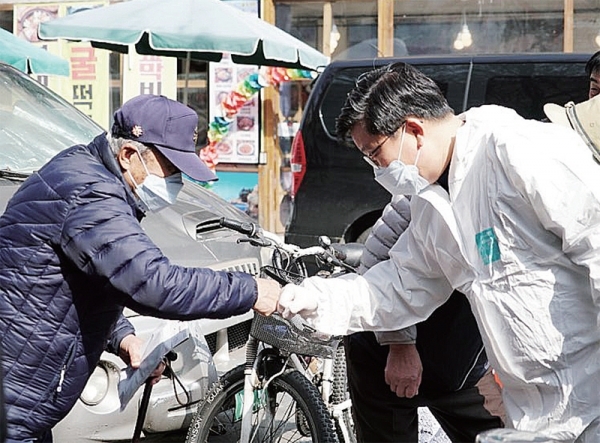 민주당 전해철 예비후보(안산 상록갑)가 시민과 인사를 하고 있다.