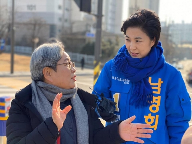 민주당 남영희 후보가 주민과 만나 대화를 나누고 있다. 남영희 후보 제공