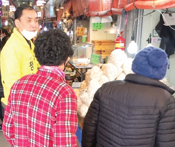정의당 정수영 후보가 용현시장에서 상인들을 만나고 있다. 정수영 후보 제공