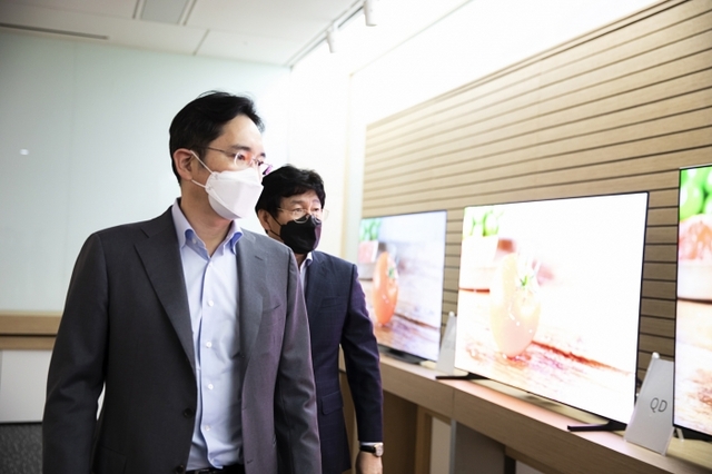 이재용 삼성전자 부회장이 19일 삼성디스플레이 아산사업장을 찾아 디스플레이 패널 생산라인을 점검하고 있다. 삼성전자 제공