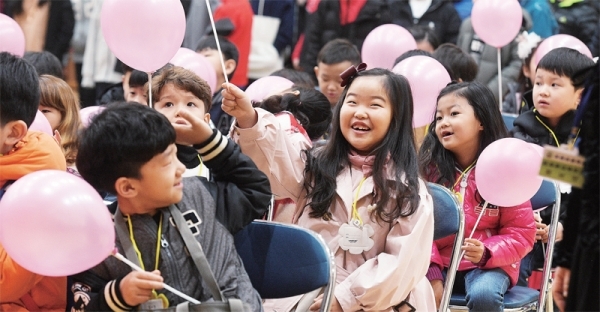 ▲ 코로나19로 전국 학교 신학기 개학일이 4월6일로 추가 연기된 가운데 가장 기초적인 단체생활 영역인 학교라는 곳에 처음 등교하는 초등학교 1학년은 입학 전 가정에서 학교규칙과 식사법 등을 익혀두면 좋다. 지난해 수원의 한 초등학교 입학식 모습.  경기일보DB