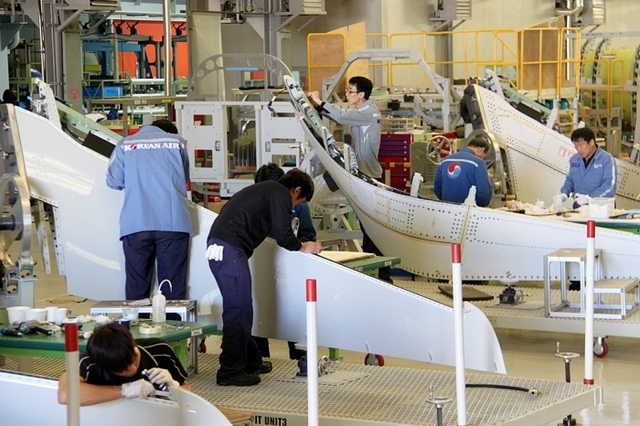 A320 항공기 날개부품 샤크렛 제작 작업이 한창인 대한항공 테크센터. 대한항공 제공