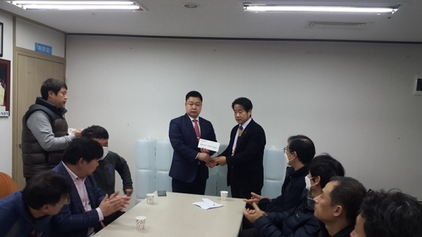 안산-박희수 회장(오른쪽)이 지원금을 전달하고 있다