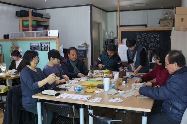 양평군 경길련 회원들이 면마스크를 만드는 모습. 정동균 군수도 함께 만드는 모습이 보인다