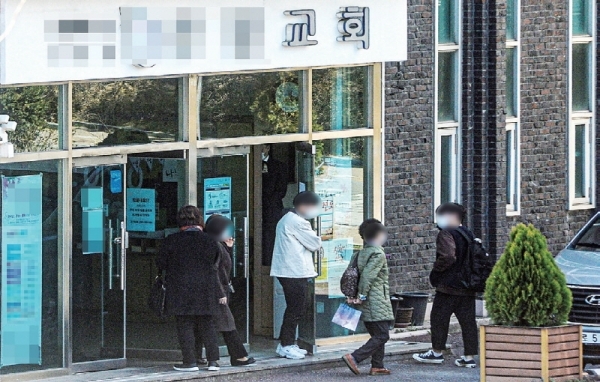 정부가 코로나19 확산 억제를 위해 종교시설·실내체육시설·유흥시설의 운영을 중단하라고 권고한 가운데 22일 오후 예배를 강행한 광명시 한 교회에서 신자들이 예배를 마치고 빠져나오고 있디.조주현기자