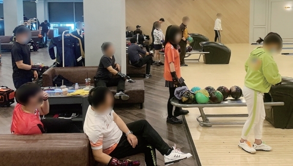 정부가 코로나19 확산 억제를 위해 종교시설·실내체육시설·유흥시설의 운영을 중단하라고 권고한 가운데 22일 오후 안양시 한 볼링장에서 마스크를 쓰지 않은 시민들이 볼링 경기를 하고 있다.조주현기자