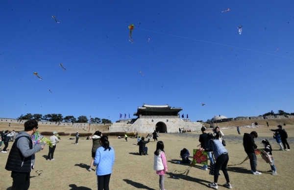 화창한 날씨를 보인 22일 코로나19 여파속에서도 도내 유원지 및 관광지에는 봄을 즐기려는 나들이객들이 붐볐다. 수원화성 창룡문을 찾은 시민들이 파란 하늘 위로 연을 날리며 휴일 한때를 보내고 있다. 김시범기자