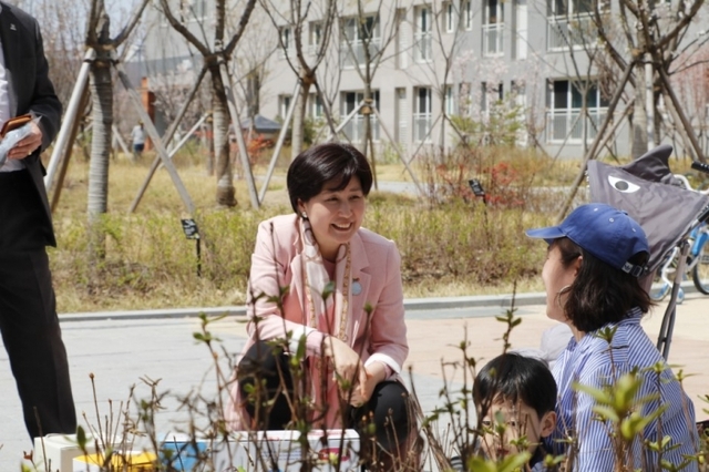 재선에 도전한 더불어민주당 백혜련 의원이 수원시 권선구 유권자들과 만나 대화를 나누고 있다.